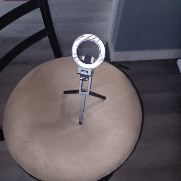 Magnetic cell phone holder - Picture 2 of 3